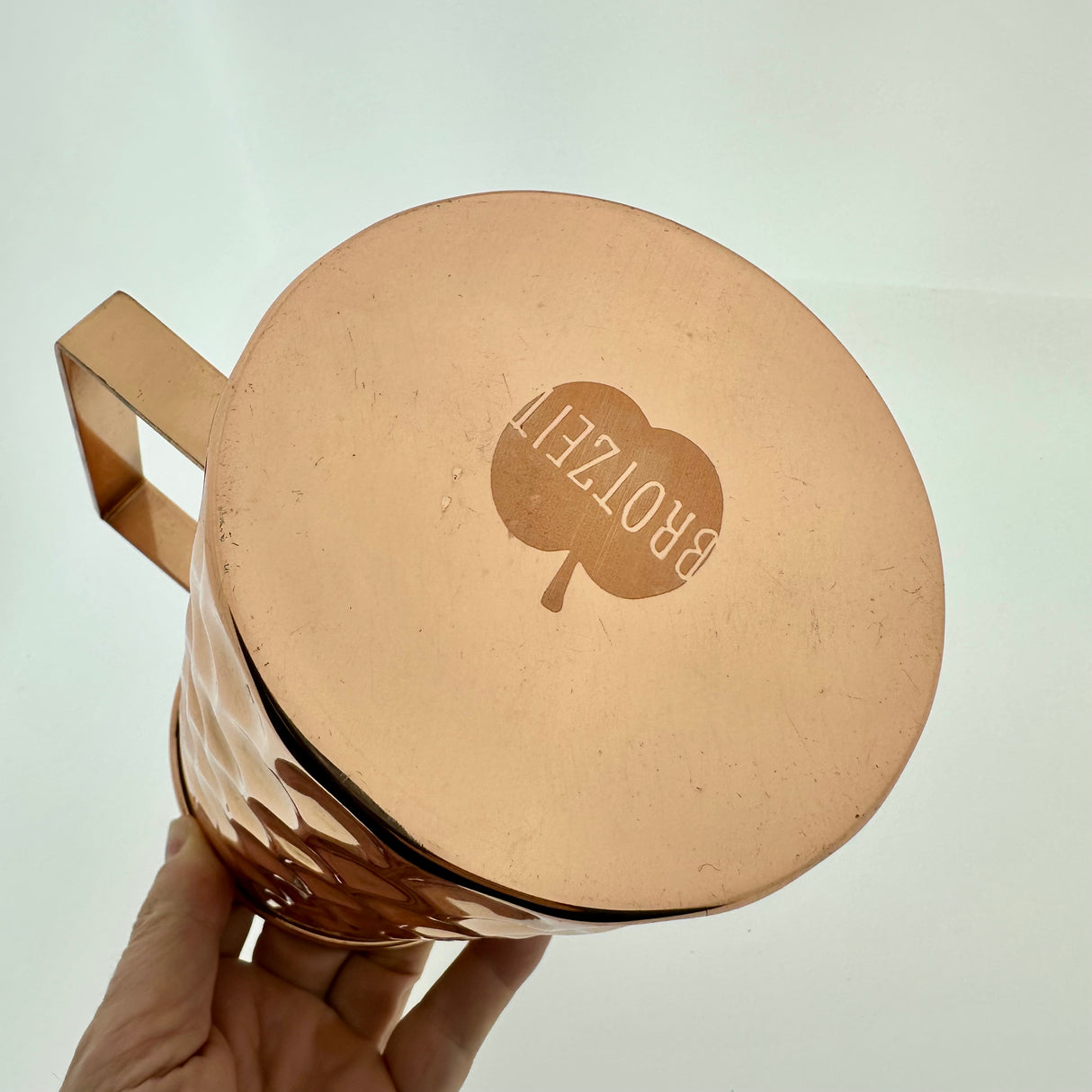 Brotzeit Krug aus Kupfer Ansicht von unten mit Markenlogo Brotzeit auf der Unterseite